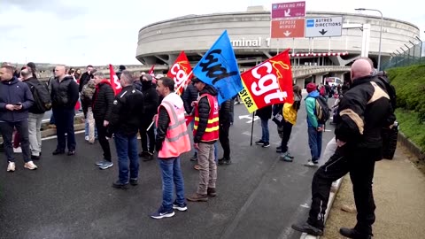 Pension protesters block Paris airport terminal