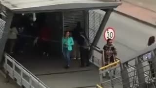 Hombre volando cometa en plena estación de Transmilenio