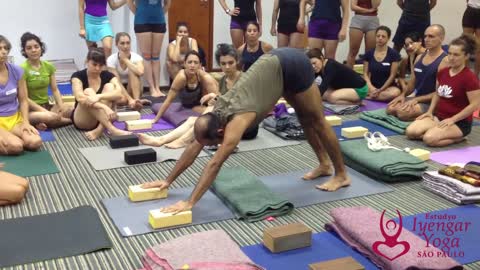 Aprendendo a saltar com Yogi Zain #2 - Estudyo Iyengar Yoga São Paulo