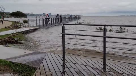 Porto Alegre fecha comportas do Guaíba para evitar inundações