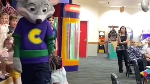 Video shows Chuck E.Cheese mascot appearing to ignore Black child