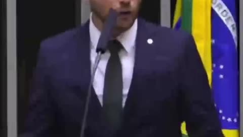 Político denunciando compra de assinaturas em Brasília.