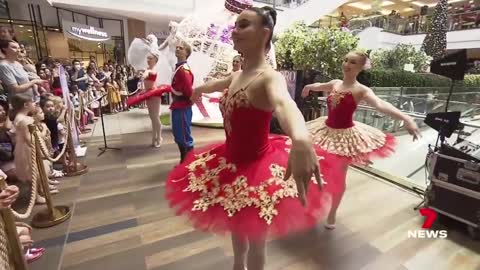 Santa Claus and his elves arrive in South East Queensland | 7NEWS