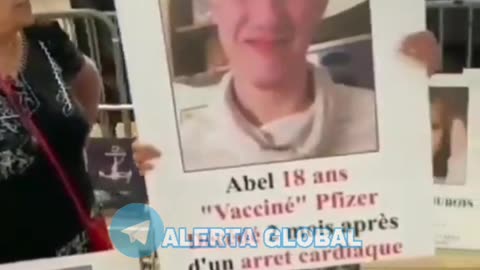 I FRANCESI CON LE FOTO DI PARENTI E AMICI MORTI CAUSA IL VACCINO