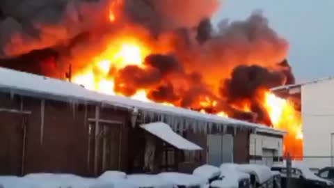 A warehouse with an area of almost 2 thousand square meters is burning in Novosibirsk