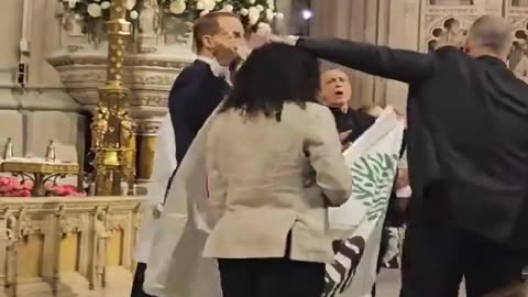 Manifestantes pró-palestinos interrompem Vigília de Páscoa na St. Patrick Cathedral, em Nova York
