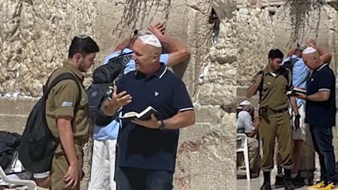 Explosive Outreach To IDF Soldiers In Jerusalem - Messianic Rabbi Zev Porat Preaches