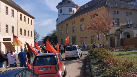 AUFZUG, SPAZIERGANG DKP, KPD, für FRIEDEN - TORGAU, 22 04 2023 - Denkmal der Begegnung, Ankunft