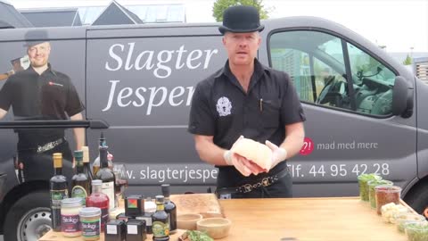 Slagter Jesper laver porchetta