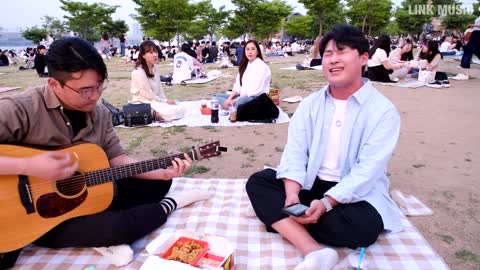 People Are Surprised When A Real Singer Suddenly Starts Singing Amazing High Note At The Park