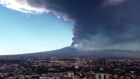 Italy's Mount Etna roars into action- NEWS OF WORLD 🌏
