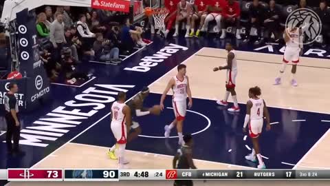 Jaden McDaniels handed Alperen Sengun the ball after posterizing him 😎