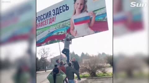 Ukrainian soldier raise flags and receive hero's reception in Kherson