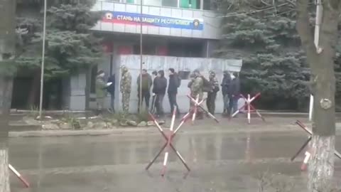 A queue of volunteers lined up at the LPR military enlistment offices