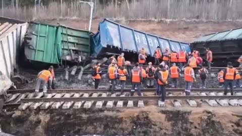 🚂In Dymitrov near Moscow, 11 wagons of a freight train derailed 🤷‍♀️