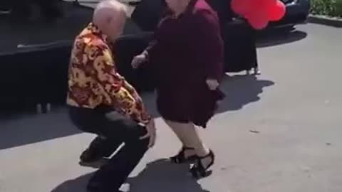 Sweet Old Couple Dances, True Relationship Goals!