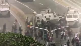 Video registró el momento en que tanqueta militar arrolló a civiles en Venezuela