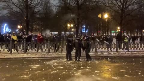 Snow Riot: Russian cops get heavily pelted with snowballs during Navalny protest