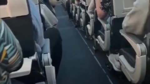 Dos pasajeros discuten en un avión, pero no hubo entendimiento