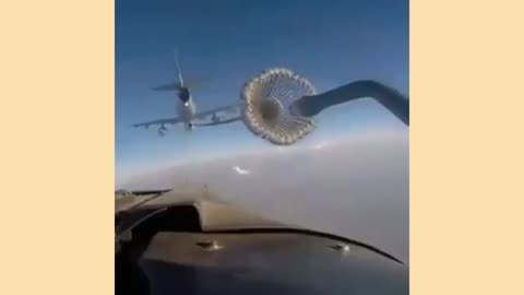 This is how aircraft are refueled during the flight✈️✈️✈️
