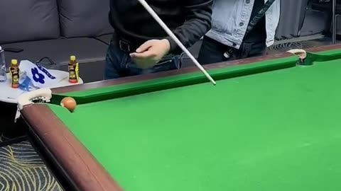 Eel player plays billiards/video million views