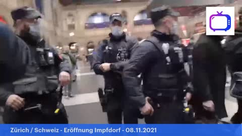 Zürich / Schweiz - Eröffnung Impfdorf mit massivem Polizeiaufgebot - 08.11.2021