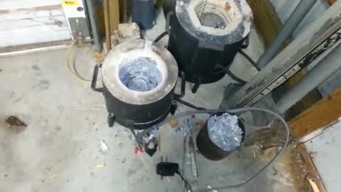 Simple ladle furnace for melting aluminum