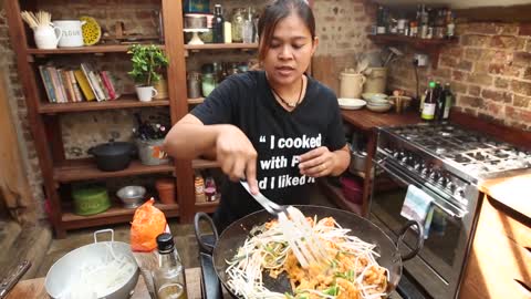 How to Make Classic Pad Thai