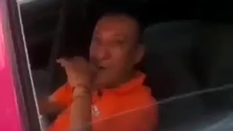 Que buen cachetadon le dieron al taxista dormido. 😜🤣