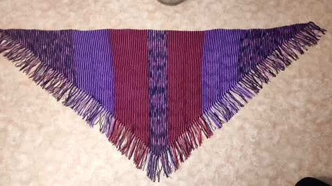 Schattenstricken - shadow knitting triangle scarf with hearts