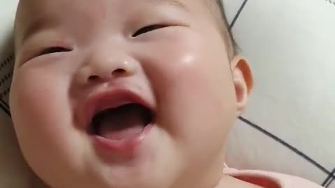 A mother's magic that makes a 130-day-old baby laugh Part. 01