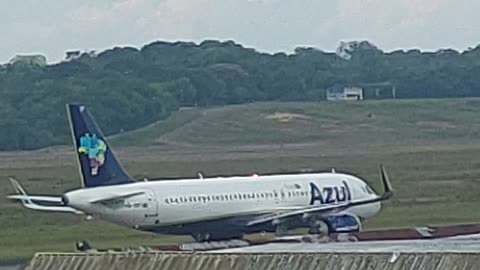Airbus A320NEO PR-YRT taxia antes de decolar de Manaus para Campinas