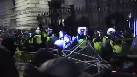 Protesters in London tear down barrier fences in front of Parlaiment