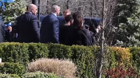 NY Gov. Kathy Hochul Asked To Leave Wake Of Fallen NYPD Officer, Cops Clapped As She Walked Away