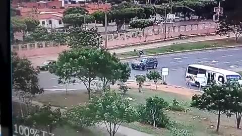 Impresionante video registró la muerte de un motociclista