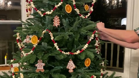 Christmas Tree Decorating - Old Fashioned Country Christmas Tree With Popcorn Garlands & Gingerbread