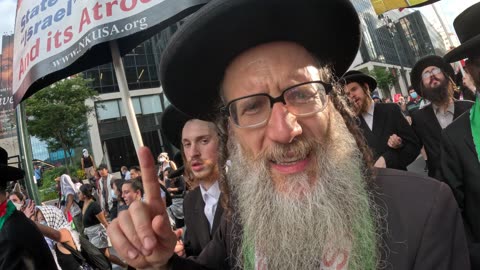 Rabbi Dovid Feldman and other Jews marching for a FREE PALESTINE.