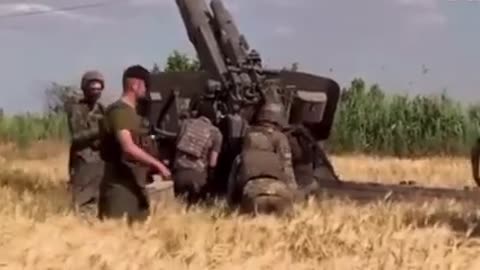 Ukrainian soldiers fire captured Russian military Howitzer