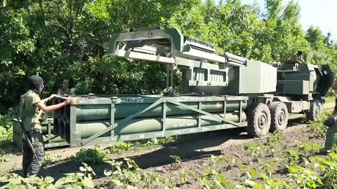 THE PROCESS OF RELOADING THE AMERICAN HIMARS MULTIPLE LAUNCH ROCKET SYSTEM AND SMALL DETAILS ABOUT ITS USE.