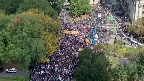 Aerial shot shows enormous crowd gathering to protest vaccine mandates for NYC municipal workers