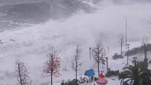 Southern California continues to see massive waves!! 🌊 🏄‍♂️ Scary