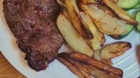 Steak and chips cooked in an air fryer quick and easy #shorts