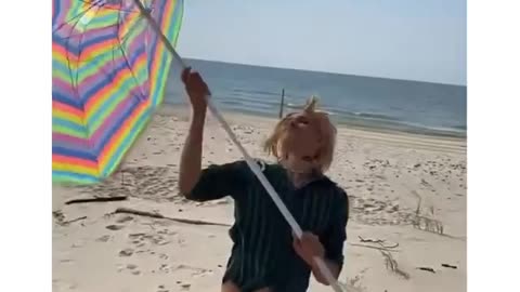 Привез девушку на море.Brought a girl to the sea