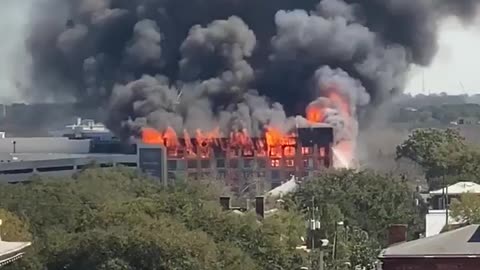 Extreme apartment complex fire blackens the entire sky with smoke