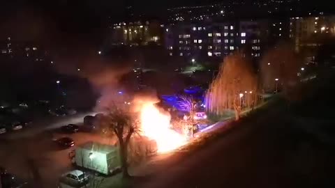 Požar zahvatio tri automobila na Dobrinji