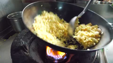 How do you make Thai fried rice with prawns?