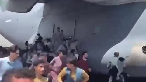 Personas caen de avión al intentar huir de Afganistán