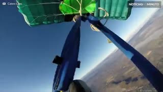 Assustador: Skydiver se atrapalha em salto e perde o controle