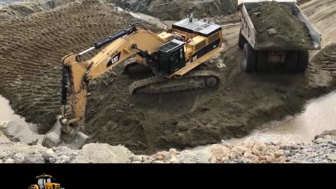 CAT excavator construction site, the driver can load a vehicle in 3 minutes,