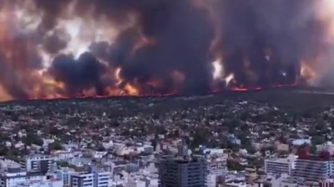 FOOTAGE OF FAST-MOVING WILDFIRES APPROACHING VILLA CARLOS PAZ CITY OF ARGENTINA